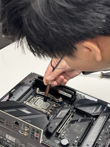 Applying thermal paste to the Intel Core i7-14700 seated in the socket