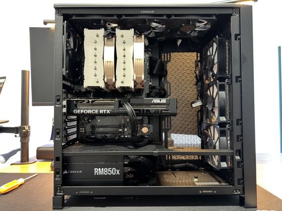 Finished interior: Noctua NH-D15 G2 cooler, GeForce RTX GPU and RM850x power supply in a Corsair 4000D